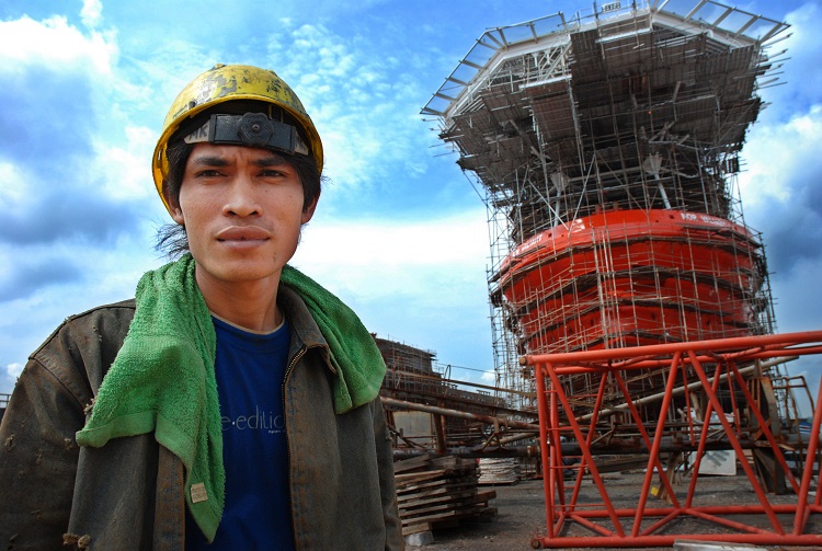 A shipyard worker, Batam, Indonesia. © ILO/Asrian Mirza